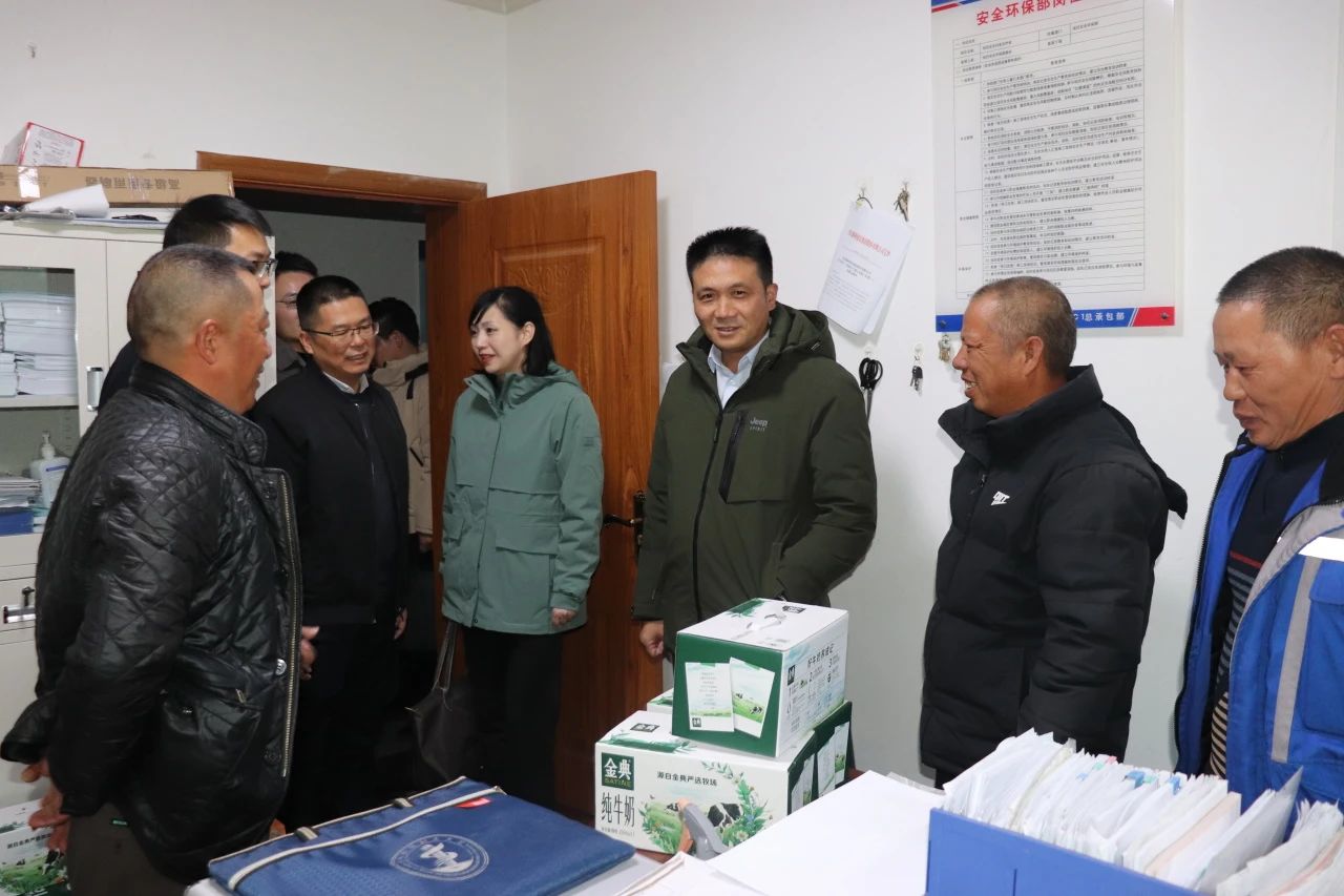 四川路橋黨委委員、董事、工會(huì)主席朱年紅赴川交公司項(xiàng)目一線開(kāi)展“冬送溫暖”慰問(wèn)活動(dòng)